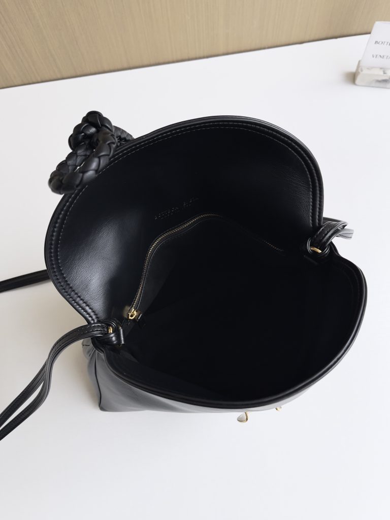 Fake Bv Liberta Bag inner Zipped pocket