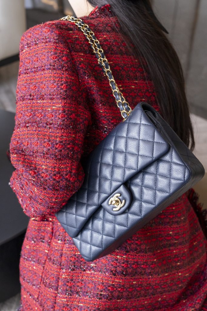 replica chanel flap bag on shoulder